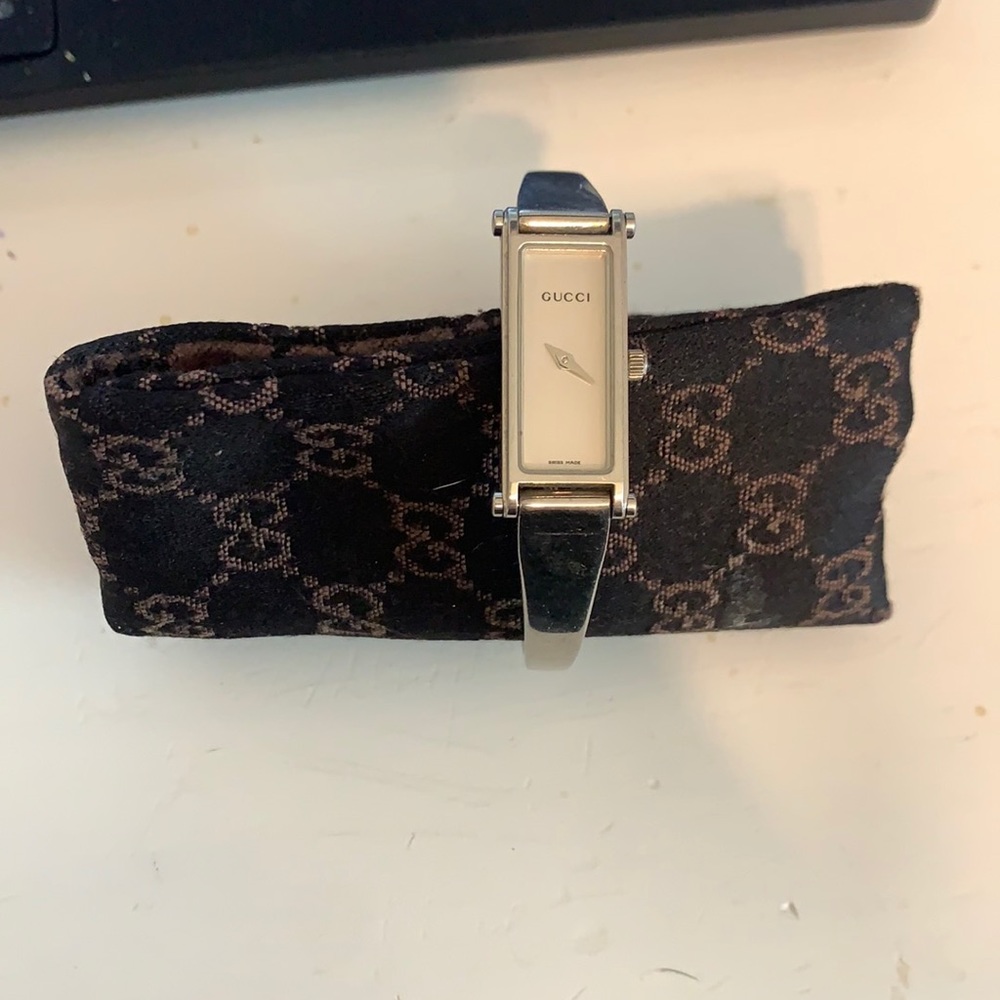 Gucci 1500L bangle watch